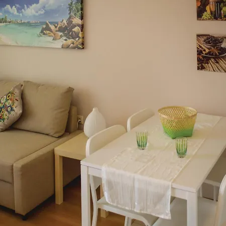 One-bedroom In 네세부르